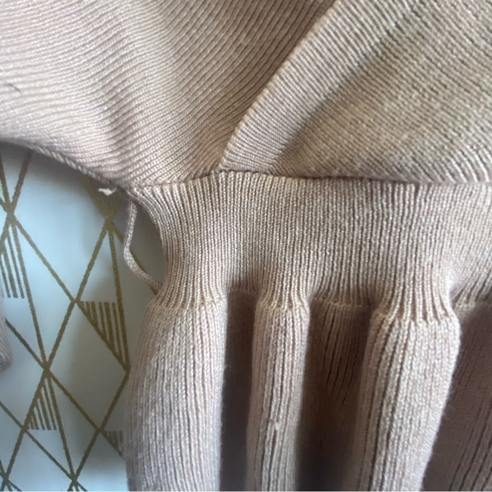 V neck Sweater with ruffles​ - Picture 10 of 10